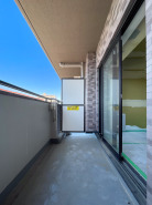 リビングに面したバルコニー。奥行きがあり、洗濯物干しスペースとしてもゆとりを持って使える空間です。晴れた日には気持ちの良い青空が広がり、日々の暮らしの中で開放感を感じられます。