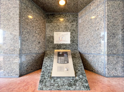 オートロック付きエントランスを採用。来訪者を確認してから対応できるため、防犯面にも配慮された安心の設備です。共用部は重厚感のある石貼りデザインで、落ち着いた雰囲気が広がります。