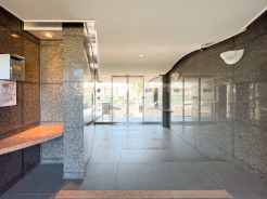 落ち着いた石貼りデザインのエントランスホール。ゆとりある広さが確保され、明るく開放的な共用空間が広がります。管理状態も良好で、住まう方を迎える上質感のあるマンションです。