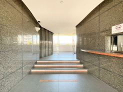 重厚感のある石貼りデザインのエントランスアプローチ。落ち着いた雰囲気の共用空間が広がり、住まう方を迎える上質なマンションの印象を感じさせます。管理状態の良さもうかがえる共用スペースです。