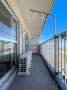 13階部分につき、前面に高い建物が少なく開放的な眺望が広がります。空の広がりを感じられるバルコニーは洗濯物も乾きやすい環境。通風も確保され、心地よい住空間を演出します。