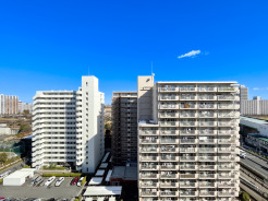 視界を遮る建物が少なく、青空が大きく広がる開放的な眺望。13階ならではの高さがもたらす心地よい風通しと明るさが、日常にゆとりと特別感を与えてくれます。