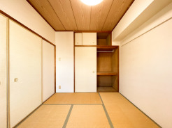 約6.0帖の和室はLDに隣接し、引き戸を開ければ一体利用も可能な間取り。客間やお子様の遊び場としても活用できます。押入付きで布団や季節物の収納にも便利な空間です。