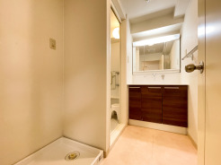 洗面化粧台と洗濯機置場が同一空間にまとまり、効率的な家事動線を実現。三面鏡裏収納と下部収納を備え、生活感を抑えられます。毎日使う場所だからこそ、機能性と清潔感を重視した仕様です。