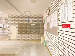 整然と配置されたメールボックスと掲示板を備えた共用スペース。共用部は清掃が行き届いており、管理体制の良さが感じられます。掲示物も見やすく、居住者への配慮が行き届いた環境です。