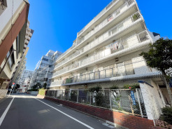 白を基調とした外観が青空に映えるマンション。前面は交通量の少ない道路で、落ち着いた住環境が保たれています。駅徒歩5分の利便性を備えながら、周辺は穏やかな雰囲気が魅力です。