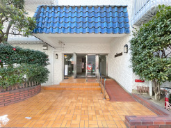 植栽に囲まれた落ち着きのあるエントランス。屋根付きのアプローチで雨の日も安心です。共用部は丁寧に管理されており、住まう方を気持ちよく迎えてくれます。