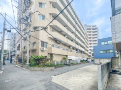 総戸数96戸の存在感あるマンション。落ち着いた街並みに調和した外観と、丁寧に管理された共用部が魅力です。東京メトロ千代田線「根津」駅徒歩5分の利便性を備え、都心で快適な暮らしを叶えます。