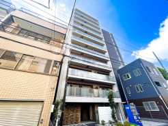 2013年築・地上11階建てのスタイリッシュなレジデンス。タイル貼りの洗練された外観が街並みに映え、オートロックなどの充実した設備を備えた、安心で快適な暮らしを叶えるマンションです。