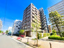 落ち着いたブラウン調の外観が印象的なマンション。整えられた植栽が彩りを添え、街並みに調和した佇まいです。周辺は開放感があり、陽当たりも良好。住まう方を穏やかに迎える、安心感のある住環境が魅力です。