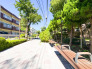 歩道もきれいに整備された落ち着きのある住環境です。沿道には豊かな植栽やベンチが設けられ、緑を身近に感じられる心地よい街並み。歩行者も移動しやすく、日々の暮らしに安心感をもたらします。