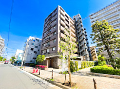 落ち着いたブラウン調の外観が印象的なマンション。整えられた植栽が彩りを添え、街並みに調和した佇まいです。周辺は開放感があり、陽当たりも良好。住まう方を穏やかに迎える、安心感のある住環境が魅力です。