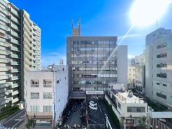 6階部分につき開放感のある眺望。前面に高い建物が少なく、陽当たり・通風も良好です。晴れた日には青空が広がり、都心にありながら心地よい住環境を感じられます。バルコニーからの抜け感も魅力です。