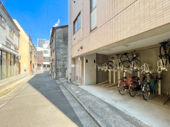 敷地内には駐輪場を設置。前面道路は交通量も比較的少なく、落ち着いた住環境が広がります。周辺は低層住宅も多く、都心にありながら穏やかな街並みが魅力です。