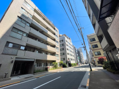 落ち着いた街並みに調和するタイル貼りの外観デザイン。前面道路には開放感があり、都心にありながら穏やかな住環境が広がります。入谷駅徒歩3分、鶯谷駅も徒歩圏内の利便性に優れた立地です。