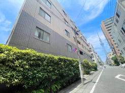 落ち着いた住宅街に佇む2001年築のマンション。タイル貼りの外観が上質な印象を演出します。錦糸町駅徒歩8分の利便性に加え、周辺には生活施設も充実。都心へのアクセスと住みやすさを兼ね備えた住環境です。