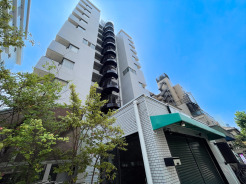 新耐震基準を満たした1987年築マンション。2016年に大規模修繕工事、2017年に給水設備改修工事を実施済み。3駅3路線利用可能で、通勤・通学にも便利な立地です。