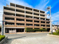 2001年築・総戸数36戸の落ち着いた佇まいが魅力のマンション。ブラウンを基調とした重厚感のある外観が街並みに調和し、手入れの行き届いた植栽やゆとりあるアプローチが、住まいに上質な印象を与えます。