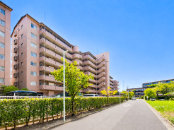青空に映える落ち着いた色合いの外観。敷地内には豊かな植栽が整えられ、開放感のある住環境が広がります。総戸数123戸のビッグコミュニティで、ゆとりある敷地と穏やかな街並みも魅力のマンションです。